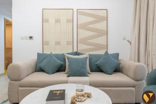 VOGUE Stylish Two Bedroom Apartment with Balcony and Stunning Views, Walkable few steps to DMCC Metro, 30th Floor, Global Lake View, Jumeirah Lake Towers - 2