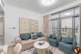 VOGUE Stylish Two Bedroom Apartment with Balcony and Stunning Views, Walkable few steps to DMCC Metro, 30th Floor, Global Lake View, Jumeirah Lake Towers - 3