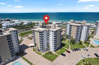 Beachfront Suite w Balcony, Walk to Bars, Restaurants and More - 8