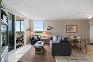 Beachfront Suite w Balcony, Walk to Bars, Restaurants and More - 5