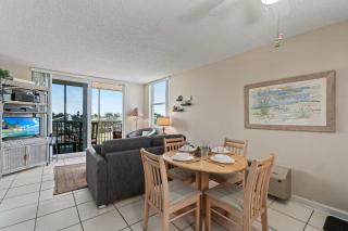Beachfront Suite w Balcony, Walk to Bars, Restaurants and More - 3