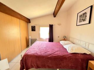 Belle villa d'angle, 6 couchages, cuisine climatisée, 3 chambres terrasse ombragée parking dans résidence sécurisée avec piscine commune, 400 m de la mer, LROND24 - Portiragnes - 4