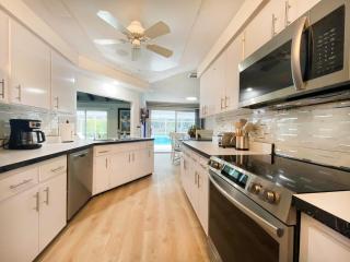 Siesta Key Paradise, Vacation Pool Home, Near Beach, Restaurants and More - 4