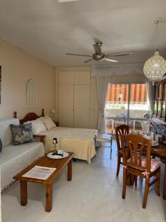 Benalbeach Beauty- Sunny studio with windows throughout and a balcony with an ocean view - Benalmádena - 9