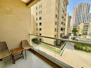 The Greens very well-lit unit - 2