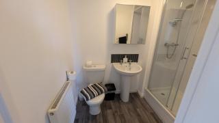 Large Modern House with Private Parking - 6