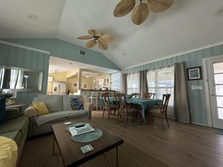 BEACH! 2 bed Sunny Escape! Steps 2 Famous Beach 2 Bikes - 7