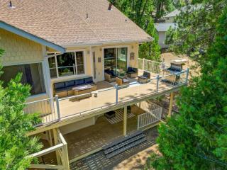 Stylish 6 Bdr home, GameRoom, near Lake | Yosemite - 2