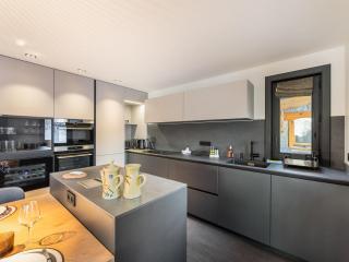 Chalet familial moderne à Méribel Village, terrasse sud avec jacuzzi, proche pistes et commerces - FR-1-566-56 - 5