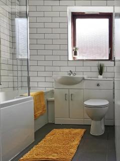 Smart self-contained Marina flat close to beach - Swansea - 4