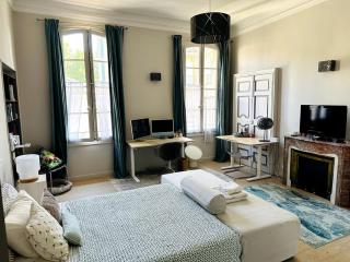 Aix flat in historic center, 17th century building - 1