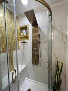 Luxurious Bedroom with Private Entrance & En-suite Bathroom - Fall River - 4