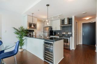 Gorgeous Unit with City Views - Vancouver - 1