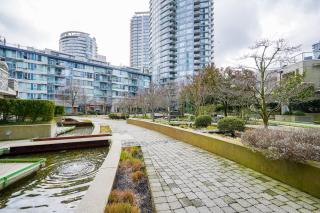 Gorgeous Unit with City Views - 3