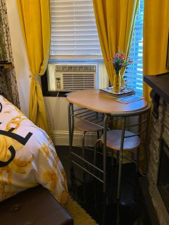 Luxurious Bedroom with Private Entrance & En-suite Bathroom - 7