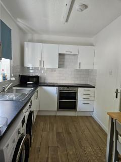 Smart self-contained Marina flat close to beach - 7