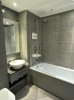 Stylish 2BR Apartment with Balcony & Views - London - 1