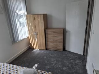 Spacious 4 Bedroom house Sleeps 8 Guests Free Parking - Liverpool - 3