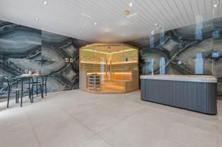 Cinema Studio Room with Spa - Cardiff - 2