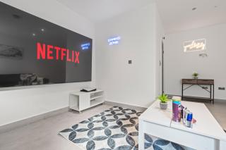 Cinema Studio Room with Spa - Cardiff - 8