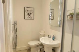 Modern Studio in Maidstone by Stayfolk, ideal for Business & Contractors - 8