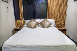 6 bedroom and Jacuzzi 1 block from LLeras P6 - 6