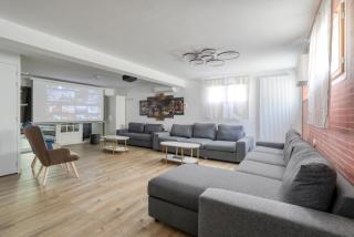 Big House - Paris, DisneyLand, Villepinte Expo, CDG - 4