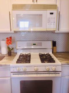 Witte Wonderland - Separate Garage Apartment!! - 4