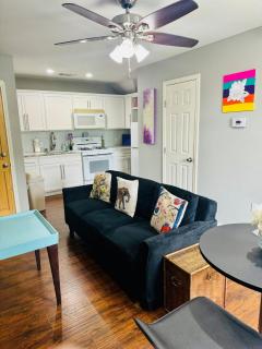 Witte Wonderland - Separate Garage Apartment!! - 1