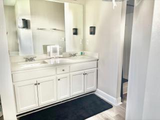 King Suite - Private Bath - Gym - Hot Tub - Game Room - 1