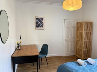 Quiet Garden View 2BR Apt City Center near Fringe - 3