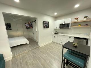 The Vice City Suite - Private stay with Free Parking in the Heart of Miami - 4