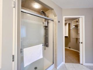 Entire Home - Luxury with Office - Calgary - 4