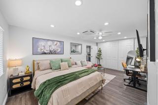 Entire Private 3-Bed 3-Bath House w Yard, King Bed, Prime Location - San Diego - 0