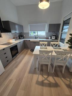 Charming 4BDR inc separate studio, newly renovated - 8
