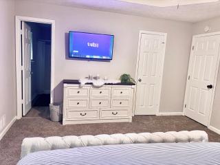 King Suite - Private Bath - Gameroom - 7 Mins From ATL Airport - 1