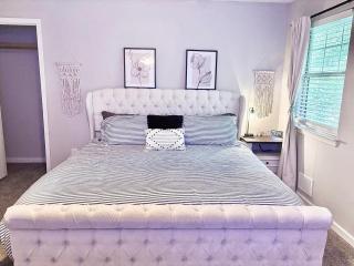 King Suite - Private Bath - Gameroom - 7 Mins From ATL Airport - 4