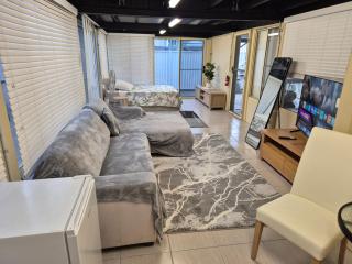 Charming 4BDR inc separate studio, newly renovated - Brisbane - 5
