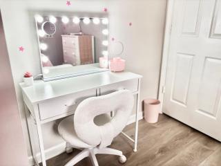 Pink Designed Queen Suite - Game Room - 7 Mins From Airport - Riverdale - 7