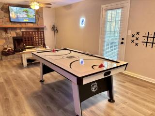 Pink Designed Queen Suite - Game Room - 7 Mins From Airport - Riverdale - 9