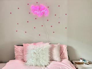 Pink Designed Queen Suite - Game Room - 7 Mins From Airport - 2