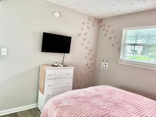 Pink Designed Queen Suite - Game Room - 7 Mins From Airport - Riverdale - 4
