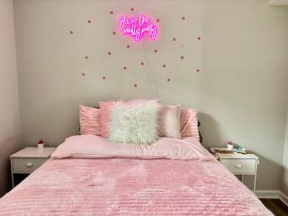 Pink Designed Queen Suite - Game Room - 7 Mins From Airport - 5