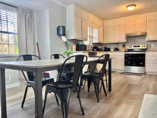 Pink Designed Queen Suite - Game Room - 7 Mins From Airport - 8