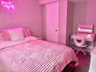 Pink Designed Queen Suite - Game Room - 7 Mins From Airport - 1