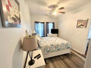Cheerful 3-br cottage with pool, 2 blocks to beach, free parking - Myrtle Beach - 2