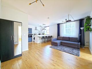 Near South Wimbledon Station, 2BR, Sleep 7, King beds - 0