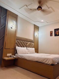 Hotel Ambrosia With Airport Pickup - New Delhi - 7