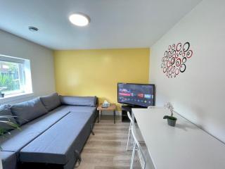 Top choice 2-Bed 1-Bath Garden Suite - 1