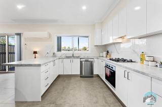 Spacious 4 Bedroom House Near Station & Parramatta - Guildford - 4